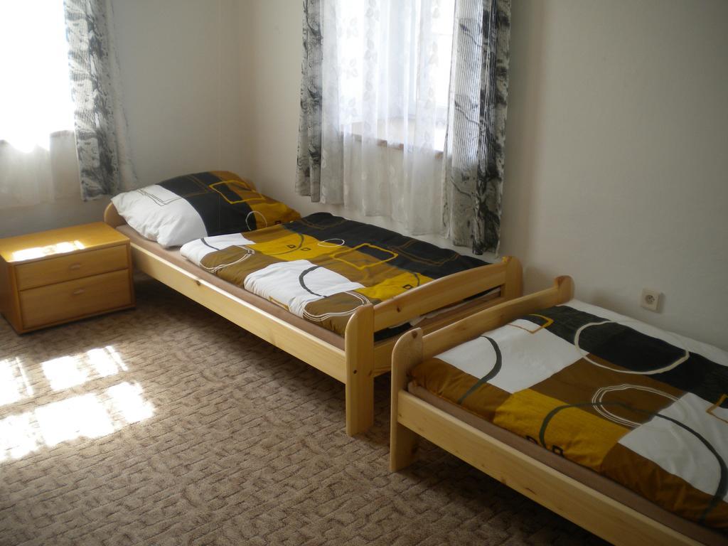 Restaurace Na Krizovatce Apartment Bozanov Phòng bức ảnh